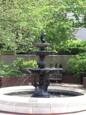 ../images/20_ripleyfountain.jpg