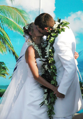 ../images/12_wedding_kiss.jpg