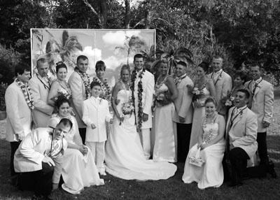 ../images/25_bw_bridal_party.jpg